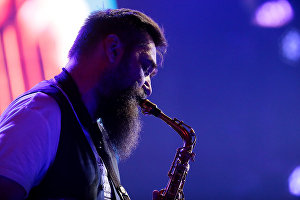 Учасник групи Billy's Band Михайло Жидких виступає на фестивалі Koktebel Jazz Party